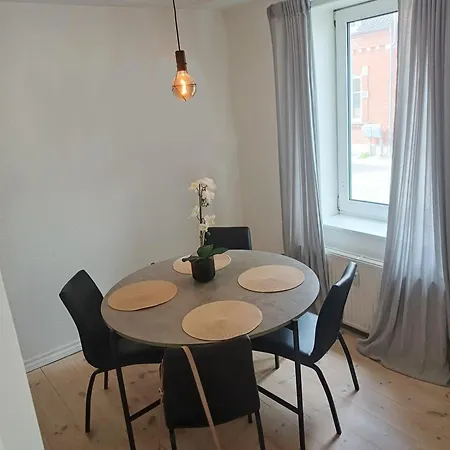 Charming 2 Bedroom Apartment Free Parking *