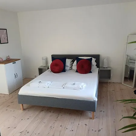 Charming 2 Bedroom Apartment Free Parking